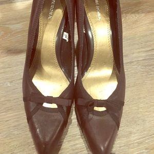 Merona heels with key hole type decorative at toe